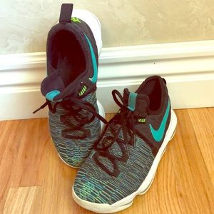 Youth KD Nike Textured b-ball shoes. Teal size 5.5